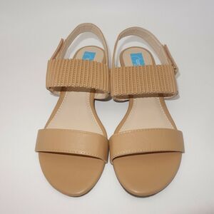 New in Box Comfort Corner Tan Biege Sandals Low Heel Women's 9 Wide